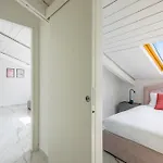 Sloping Roof In The Center Of