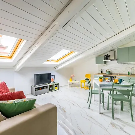 Apartman Sloping Roof In The Center Of