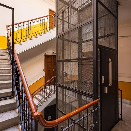 Apartman Sloping Roof In The Center Of