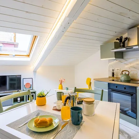 Apartman Sloping Roof In The Center Of