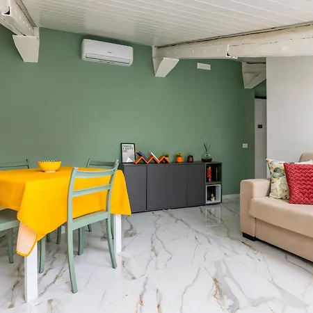 Sloping Roof In The Center Of Apartman Nápoly