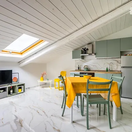 Apartman Sloping Roof In The Center Of Nápoly
