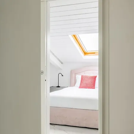 Apartman Sloping Roof In The Center Of